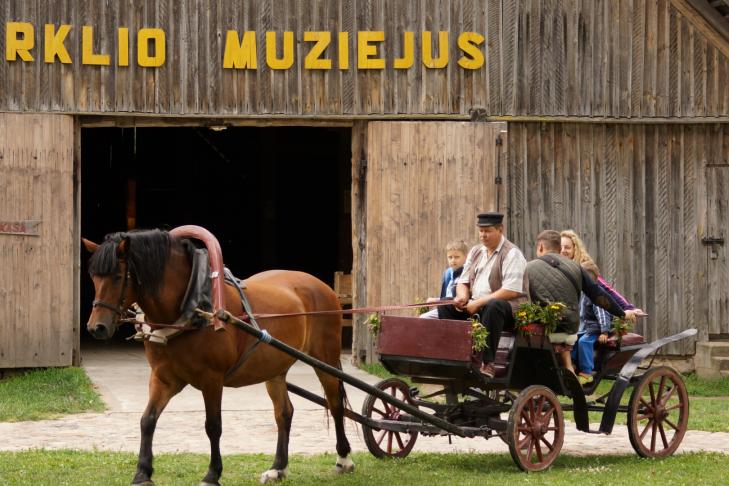 Horse Museum slide-1